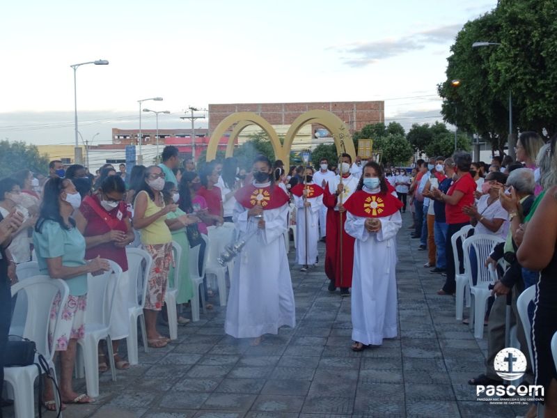 Paróquia Nossa Senhora da Conceição Aparecida e São Cristóvão, de Brumado-BA, celebra Pentecostes na praça da Igreja Matriz