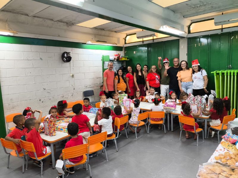 Entrega de brinquedos transforma o Natal de crianças na Creche Pequeno Polegar, em Brumado-BA